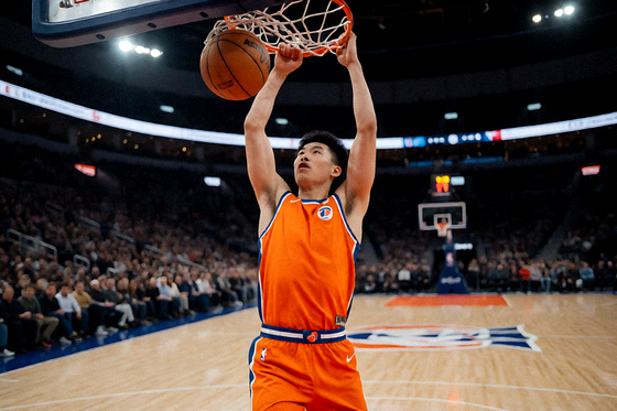 NBA篮球比赛现场，球员在空中扣篮的精彩瞬间篮球扣篮画面